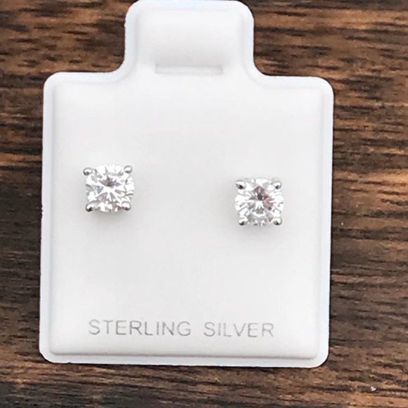 White Gold Plated Round Casting Studs Earring - Picture 2 of 5